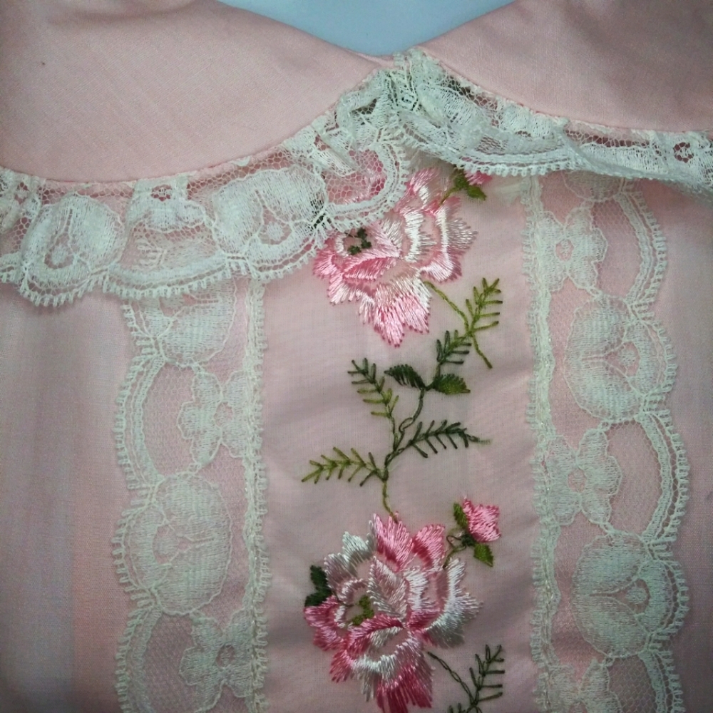Vintage 1950's Smart Time Rose Embroidered, Lace Trimmed Pink Cotton Robe - Picture 4 of 12